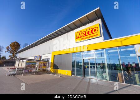 PASSAU / GERMANIA - 8 NOVEMBRE 2020: Logo della filiale di Netto. Netto Marken-Discount è una catena tedesca di supermercati con sconti. Foto Stock