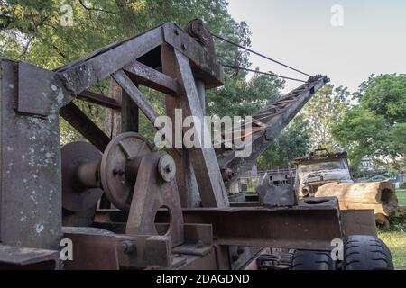 Caricamento di una vecchia macchina per tronchi industriale pesante. Parti di un vecchio carrello di tronchi abbandonate, selezionare Focus. Foto Stock