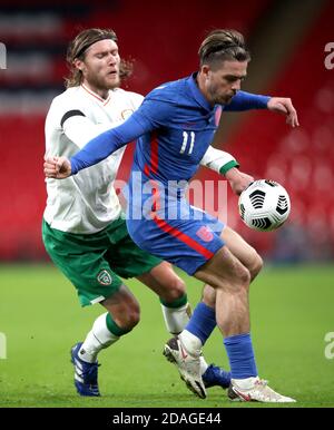 Jeff Hendrick della Repubblica d'Irlanda (a sinistra) e Jack Grealish dell'Inghilterra combattono per la palla durante l'amichevole internazionale al Wembley Stadium, Londra. Foto Stock