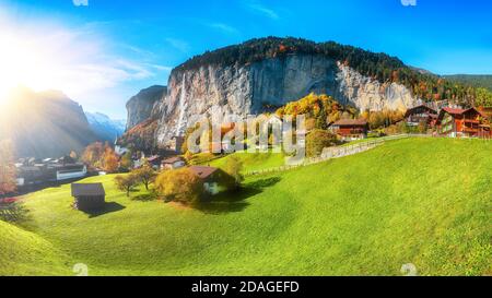 Vista mozzafiato sulla valle di Lauterbrunnen con la splendida cascata di Staubbach e le Alpi svizzere sullo sfondo. Ubicazione: Lauterbrunnen villaggio, Foto Stock