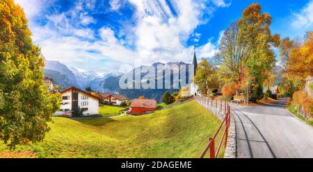 Vista mozzafiato sull'autunno del pittoresco villaggio alpino di Wengen. Soleggiata scena mattutina delle Alpi svizzere. Ubicazione: Wengen Village, Berner Oberland, SvizzeraaLe Foto Stock