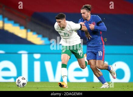 Callum o'Dowda della Repubblica d'Irlanda (a sinistra) e Jack Grealish dell'Inghilterra combattono per la palla durante l'amichevole internazionale al Wembley Stadium, Londra. Foto Stock