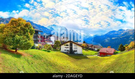 Vista mozzafiato sull'autunno del pittoresco villaggio alpino di Wengen. Soleggiata scena mattutina delle Alpi svizzere. Ubicazione: Wengen Village, Berner Oberland, SvizzeraaLe Foto Stock