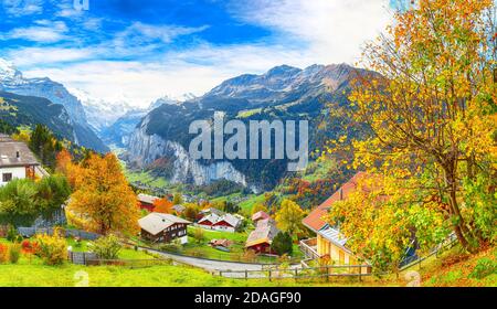 Splendida vista autunnale del pittoresco villaggio alpino di Wengen con il monte Jungfrau e la valle di Lauterbrunnen sullo sfondo. Ubicazione: Villaggio di Wengen, Ber Foto Stock