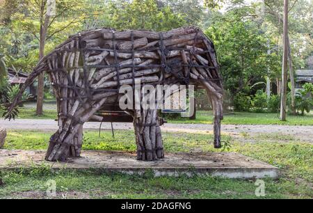 Chiang mai, Thailandia - 04 settembre 2020 : sculture di elefanti o elefanti artificiali giganti realizzati con tronchi di legno di diverse dimensioni nel parco. Selez Foto Stock