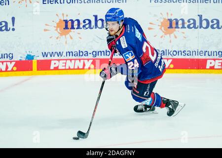 Mannheim, Germania. 12 Nov 2020. Hockey su ghiaccio: Magenta Sport Cup, Adler Mannheim - EHC Red Bull Monaco, turno preliminare, Gruppo B, 1° giorno di gioco, SAP Arena. Mannheims Brendan Shinnimin suona il puck. Credit: Uwe Anspach/dpa/Alamy Live News Foto Stock