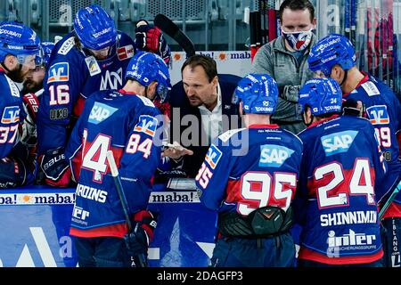 Mannheim, Germania. 12 Nov 2020. Hockey su ghiaccio: Magenta Sport Cup, Adler Mannheim - EHC Red Bull Monaco, turno preliminare, Gruppo B, 1° giorno di gioco, SAP Arena. L'allenatore di Mannheim Pavel Gross (M) parla con i suoi giocatori. Credit: Uwe Anspach/dpa/Alamy Live News Foto Stock