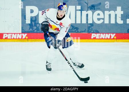 Mannheim, Germania. 12 Nov 2020. Hockey su ghiaccio: Magenta Sport Cup, Adler Mannheim - EHC Red Bull Monaco, turno preliminare, Gruppo B, 1° giorno di gioco, SAP Arena. Il Dominik Kahun di Monaco suona il puck. Credit: Uwe Anspach/dpa/Alamy Live News Foto Stock