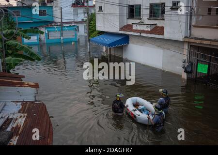 Villahermosa, Messico. 11 Nov 2020. I servizi di emergenza evacuano le persone con gommoni. Circa diecimila persone sono state evacuate a causa delle inondazioni nello stato di Tabasco. Credit: Armando Vega/dpa/Alamy Live News Foto Stock