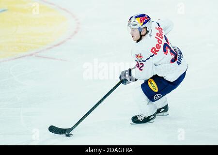 Mannheim, Germania. 12 Nov 2020. Hockey su ghiaccio: Magenta Sport Cup, Adler Mannheim - EHC Red Bull Monaco, turno preliminare, Gruppo B, 1° giorno di gioco, SAP Arena. Nicolas Appendino di Monaco suona il puck. Credit: Uwe Anspach/dpa/Alamy Live News Foto Stock