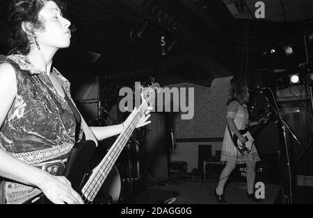 Kat Bjelland e Michelle Leon della band di Minneapolis Babes nel Toyland, in scena a Esquires, Bedford, Inghilterra, 05/10/1990. Foto Stock