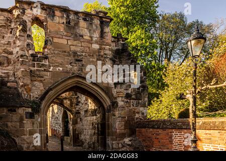 Solo attività a piedi durante il blocco COVID nel Regno Unito. Leicester zona del castello, rovine del castello medievale a Leicester. In casi normali, questo luogo è pieno. Foto Stock