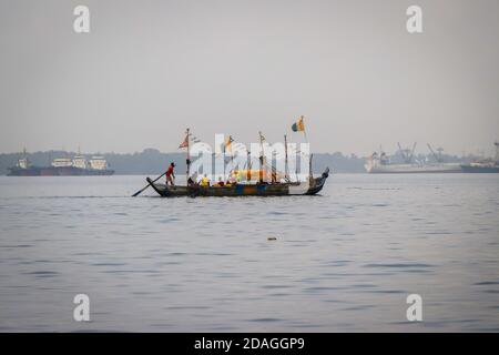 Gita in barca attraverso la laguna, Abidjan, Costa d'Avorio Foto Stock