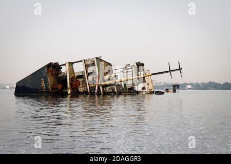 Gita in barca attraverso la laguna, Abidjan, Costa d'Avorio Foto Stock