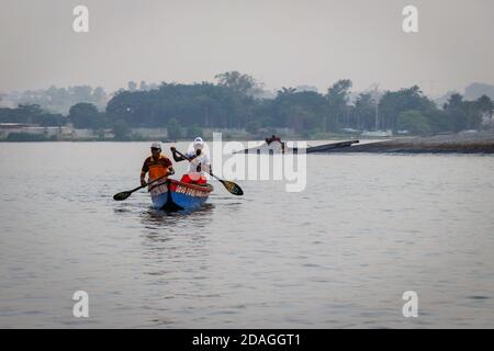 Gita in barca attraverso la laguna, Abidjan, Costa d'Avorio Foto Stock