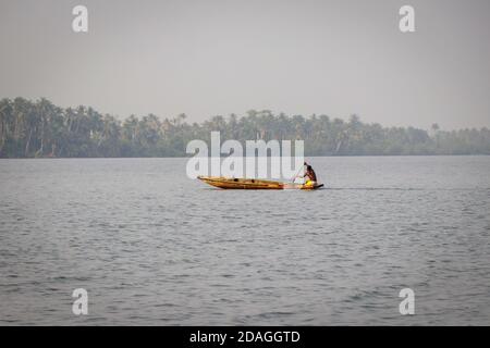 Gita in barca attraverso la laguna, Abidjan, Costa d'Avorio Foto Stock