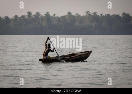 Gita in barca attraverso la laguna, Abidjan, Costa d'Avorio Foto Stock