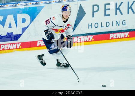 Mannheim, Germania. 12 Nov 2020. Hockey su ghiaccio: Magenta Sport Cup, Adler Mannheim - EHC Red Bull Monaco, turno preliminare, Gruppo B, 1° giorno di gioco, SAP Arena. Patrick Hager di Monaco gioca il puck. Credit: Uwe Anspach/dpa/Alamy Live News Foto Stock