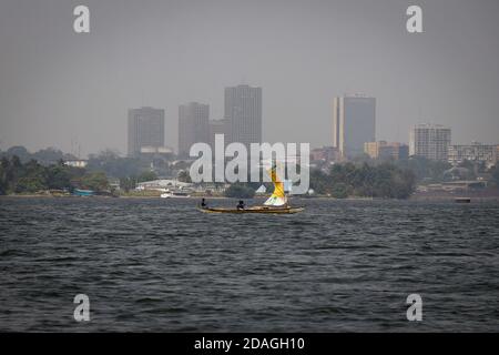 Gita in barca attraverso la laguna, Abidjan, Costa d'Avorio Foto Stock