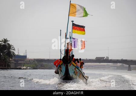 Gita in barca attraverso la laguna, Abidjan, Costa d'Avorio Foto Stock