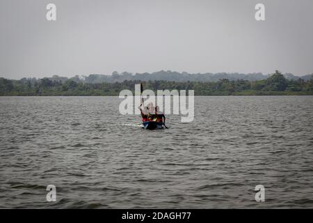 Gita in barca attraverso la laguna, Abidjan, Costa d'Avorio Foto Stock