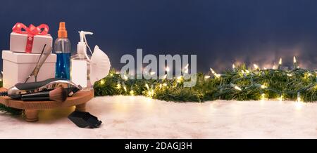 Biglietto d'auguri buon anno e buon Natale per un parrucchiere e barbiere con maschera facciale , igienizzatore a mano, Barbiere Clippers, forbici. Foto Stock