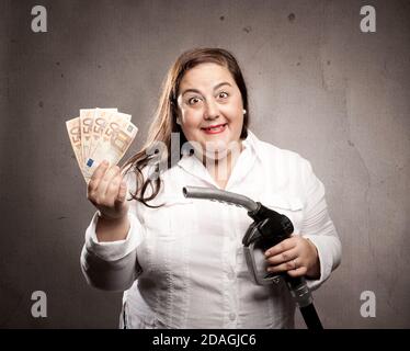 donna che tiene un ugello della pompa di alimentazione Foto Stock