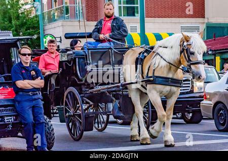 Una carrozza trainata da cavalli trasporta i turisti lungo Beale Street, 12 settembre 2015, a Memphis, Tennessee. Foto Stock