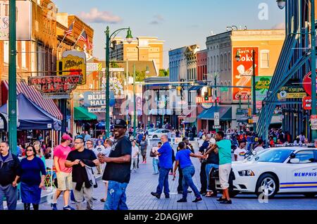 Turisti si riuniscono su Beale Street, Sett. 12, 2015, a Memphis, Tennessee. Foto Stock