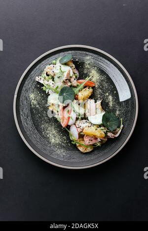 Insalata italiana con verdure e tonno Foto Stock