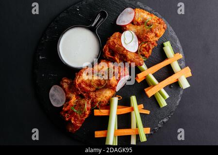 Ali di pollo in stile asiatico, verdure fresche Foto Stock