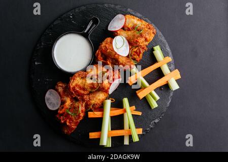 Ali di pollo in stile asiatico, verdure fresche Foto Stock