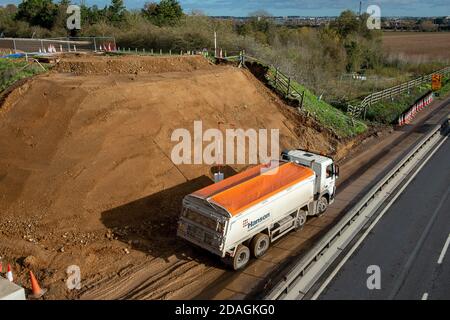 Taplow, Buckinghamshire, Regno Unito. 12 novembre 2020. Come parte dell'aggiornamento della M4 Smart Motorway, a seguito della demolizione del ponte Lake End Road vicino al villaggio di Dorney in ottobre, un nuovo ponte di ricambio attraverso la M4 ha aperto al traffico questa settimana per la prima volta. Il grande progetto di ingegneria ha avuto un impatto negativo sulla campagna locale con la distruzione di alberi e siepi e l'acquisto obbligatorio di terreni agricoli. I residenti locali sono stati soggetti a molti rumori, polvere e disagi. Credit: Maureen McLean/Alamy Live News Foto Stock