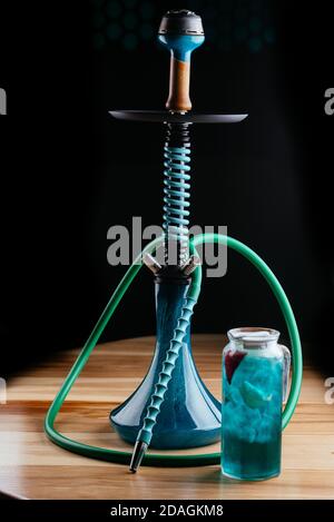 hookah e limonata rinfrescante sul tavolo Foto Stock