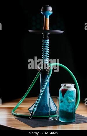 hookah e limonata rinfrescante sul tavolo Foto Stock