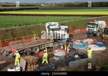 Taplow, Buckinghamshire, Regno Unito. 12 novembre 2020. Come parte dell'aggiornamento della M4 Smart Motorway, a seguito della demolizione del ponte Lake End Road vicino al villaggio di Dorney in ottobre, un nuovo ponte di ricambio attraverso la M4 ha aperto al traffico questa settimana per la prima volta. Il grande progetto di ingegneria ha avuto un impatto negativo sulla campagna locale con la distruzione di alberi e siepi e l'acquisto obbligatorio di terreni agricoli. I residenti locali sono stati soggetti a molti rumori, polvere e disagi. Credit: Maureen McLean/Alamy Live News Foto Stock