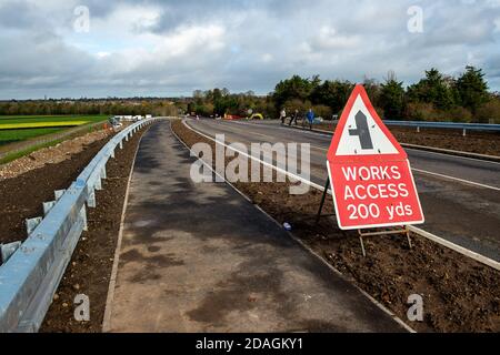 Taplow, Buckinghamshire, Regno Unito. 12 novembre 2020. Come parte dell'aggiornamento della M4 Smart Motorway, a seguito della demolizione del ponte Lake End Road vicino al villaggio di Dorney in ottobre, un nuovo ponte di ricambio attraverso la M4 ha aperto al traffico questa settimana per la prima volta. Il grande progetto di ingegneria ha avuto un impatto negativo sulla campagna locale con la distruzione di alberi e siepi e l'acquisto obbligatorio di terreni agricoli. I residenti locali sono stati soggetti a molti rumori, polvere e disagi. Credit: Maureen McLean/Alamy Live News Foto Stock