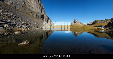 Midi Dossau picco riflesso nel lago di Casterau. Regione dei laghi di Ayous nella valle di Ossau, Pirenei in Francia. Foto Stock