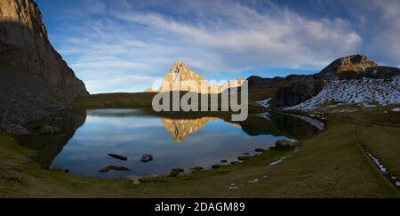 Midi Dossau picco riflesso nel lago di Casterau. Regione dei laghi di Ayous nella valle di Ossau, Pirenei in Francia. Foto Stock