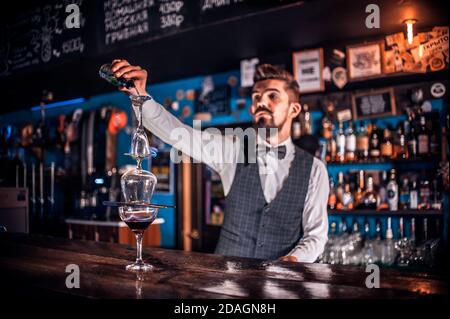 Il barman mescola un cocktail nella sala da beerhall Foto Stock