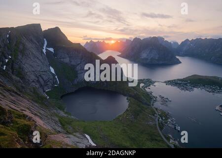 Luglio sole di mezzanotte nel cielo sopra Kirkejord da Reinebringen, Moskenesøy, Lofoten Islands, Norvegia Foto Stock