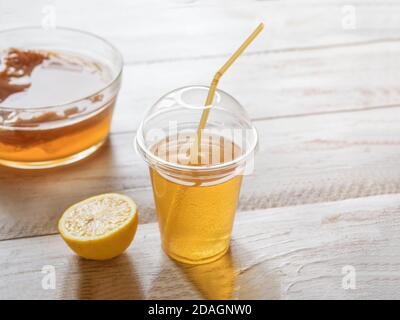 Kombucha fungo. Bevanda biologica fermentata al tè con limone su un tavolo di legno bianco. Foto Stock