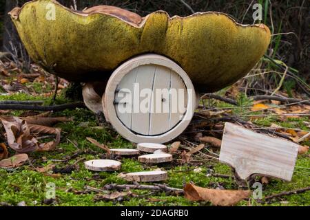 Casa delle fate costruita in un cep (Boletus edulis) con cartello in legno vuoto Foto Stock