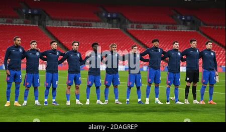 Da sinistra a destra, Dominic Calvert-Lewin Inghilterra, Mason Mount, Jadon Sancho, Jack Grealish, Bukayo Saka, Reece James, Harry Winks, Tyrone Mings, Michael Keane, Nick Pope e Harry Maguire si allineano prima dell'amichevole internazionale al Wembley Stadium di Londra. Foto Stock