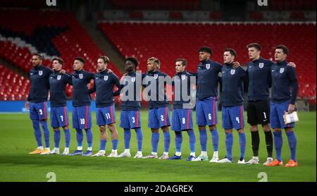 Da sinistra a destra, Dominic Calvert-Lewin Inghilterra, Mason Mount, Jadon Sancho, Jack Grealish, Bukayo Saka, Reece James, Harry Winks, Tyrone Mings, Michael Keane, Nick Pope e Harry Maguire si allineano prima dell'amichevole internazionale al Wembley Stadium di Londra. Foto Stock