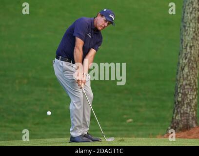 Augusta, Stati Uniti. 12 Nov 2020. Phil Mickelson si fiches al 10° verde nel primo round del torneo di golf 2020 Masters all'Augusta National Golf Club di Augusta, Georgia, giovedì 12 novembre 2020. Foto di Kevin Dietsch/UPI Credit: UPI/Alamy Live News Foto Stock