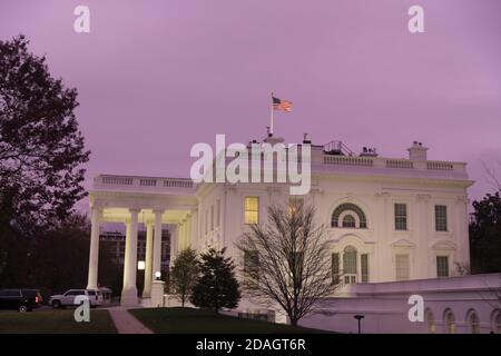 Washington, Stati Uniti. 12 Nov 2020. La Casa Bianca è vista al tramonto a Washington, DC il 12 novembre 2020. Il presidente AMERICANO Donald J. Trump continua a negare la sua perdita al neo-eletto presidente americano Joe Biden nelle elezioni presidenziali del 2020. Foto di Michael Reynolds/UPI Credit: UPI/Alamy Live News Foto Stock