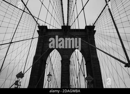 Immagine in scala di grigi a basso angolo del Ponte di Brooklyn negli Stati Uniti Foto Stock