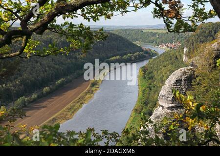 L'Elba attraversa le montagne di arenaria dell'Elba, la Germania, la Sassonia, il Parco Nazionale della Svizzera sassone, Rathen Foto Stock