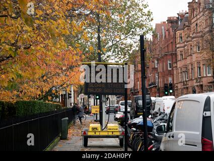Londra, Regno Unito - 11 novembre 2020: Cartello di avvertimento dei gas su una strada a Belgrave, West Central London Foto Stock